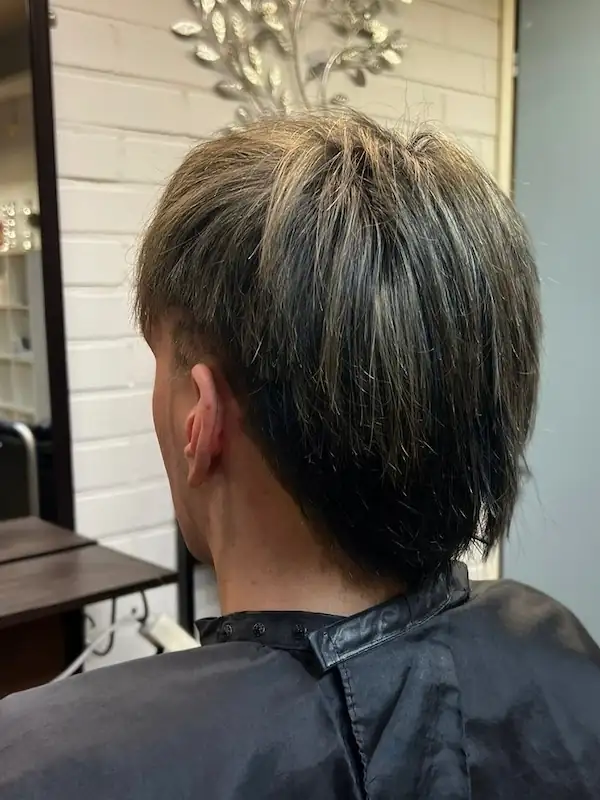 Hienovaraiset raidoitukset tummiin lyhyisiin hiuksiin luonnollisella värikokonaisuudella.