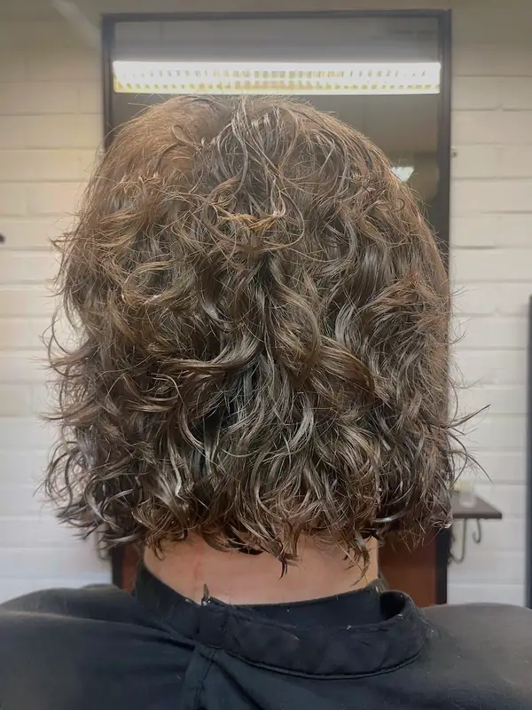 Permanentti ja kiharat takahiuksiin parturi-kampaamo Ressbarberilla.