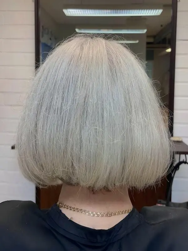 Viileän vaalea lyhyt bob-hiustyyli eli klassinen polkkatukka.